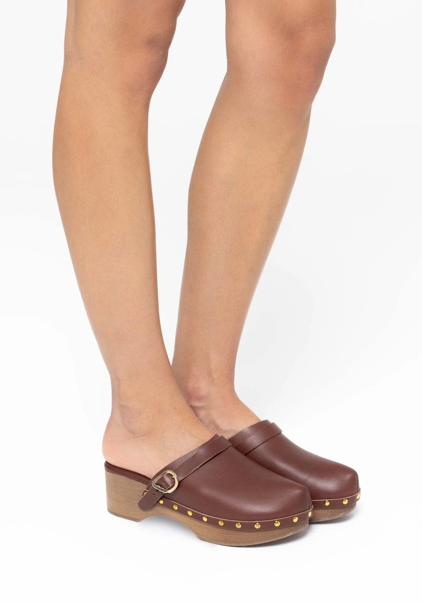 Classic Closed Clog Leather Chestnut sandals 