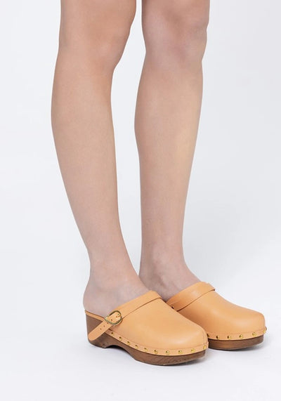 Classic Closed Clog Leather Natural sandals 