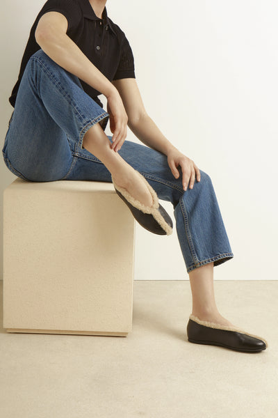 Aeropi Ballet Flat Leather Black on model